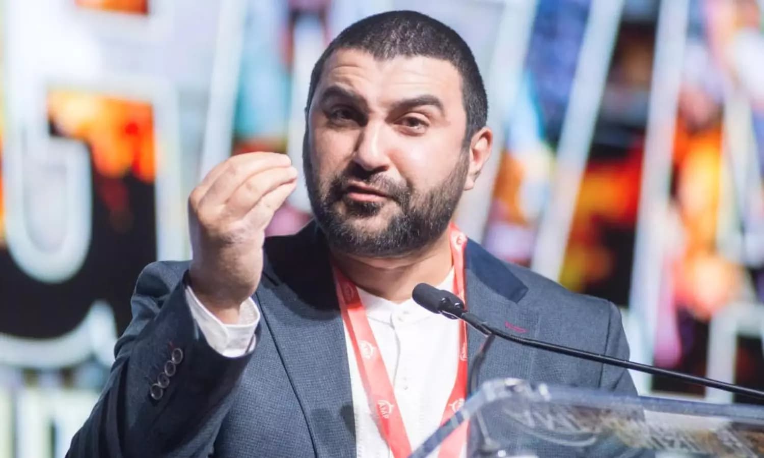 Shock at US Airport: British Commentator Sami Hamdi Detained by Federal Authorities in California!