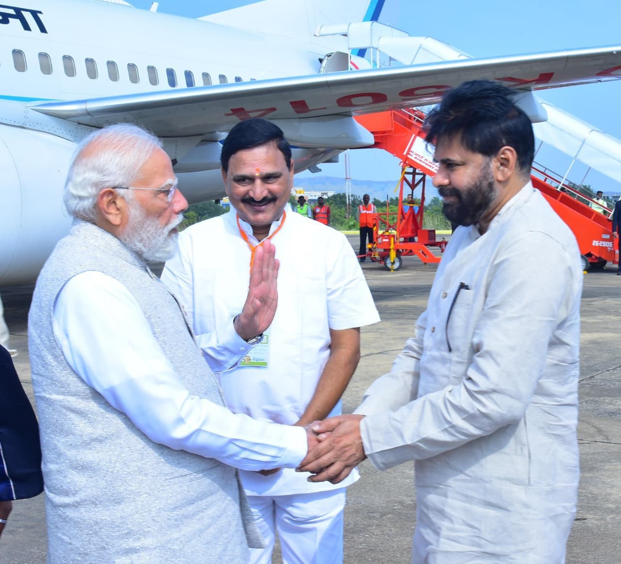Modi Welcomed by Babu and Pawan at Puttaparthi
