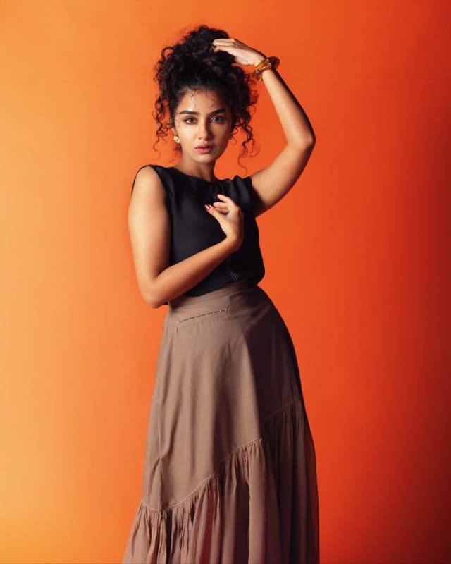 Anupama’s Orange-Backed Shoot Turns Heads!