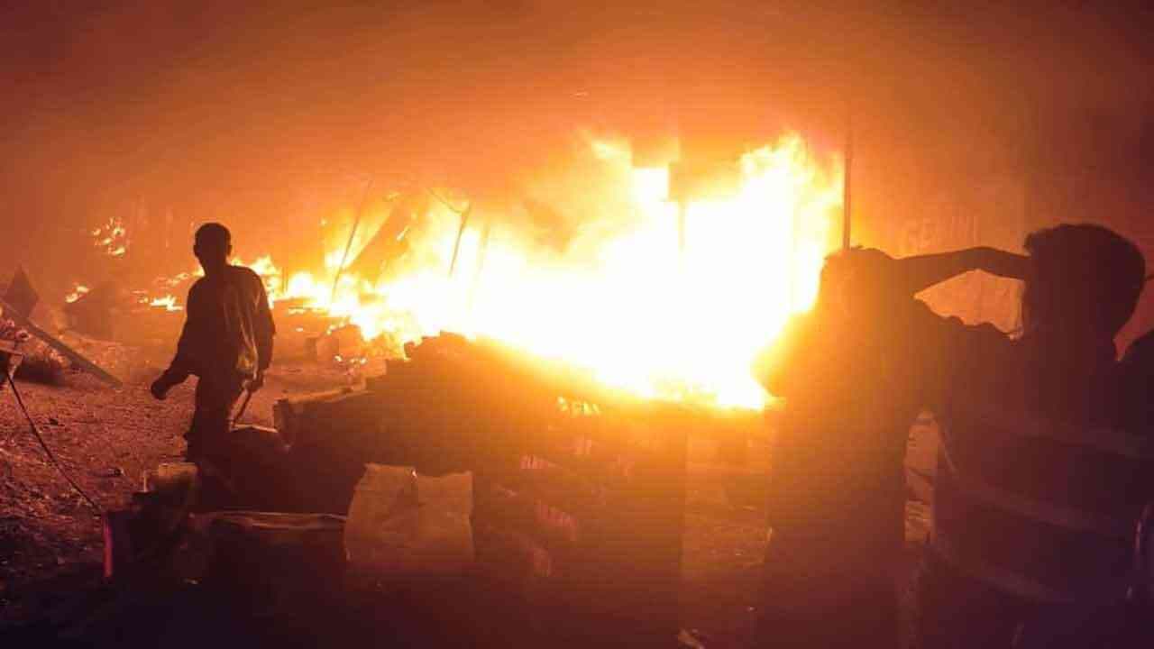 Massive Fire in Kondagattu.. 30 Shops Gutted