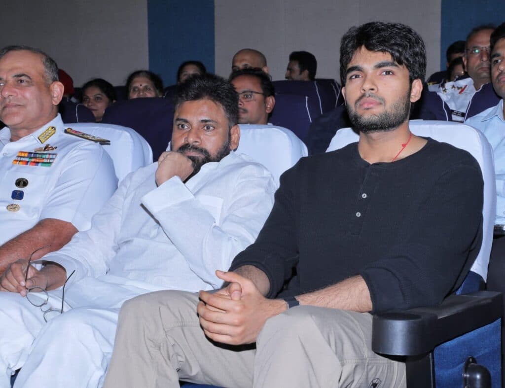 Akira next to Pawan Kalyan ... a new look that caught everyone's attention!