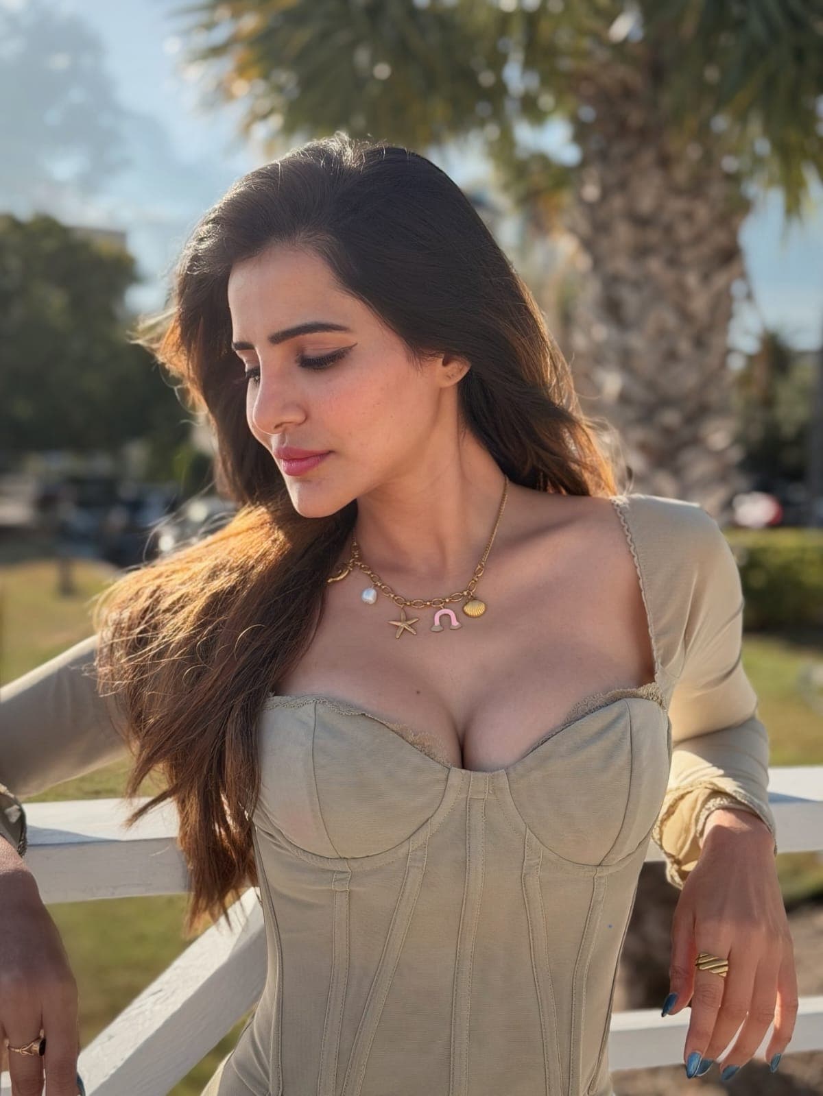 Ashu Reddy Stuns in Her Latest Glamorous Outdoor Look