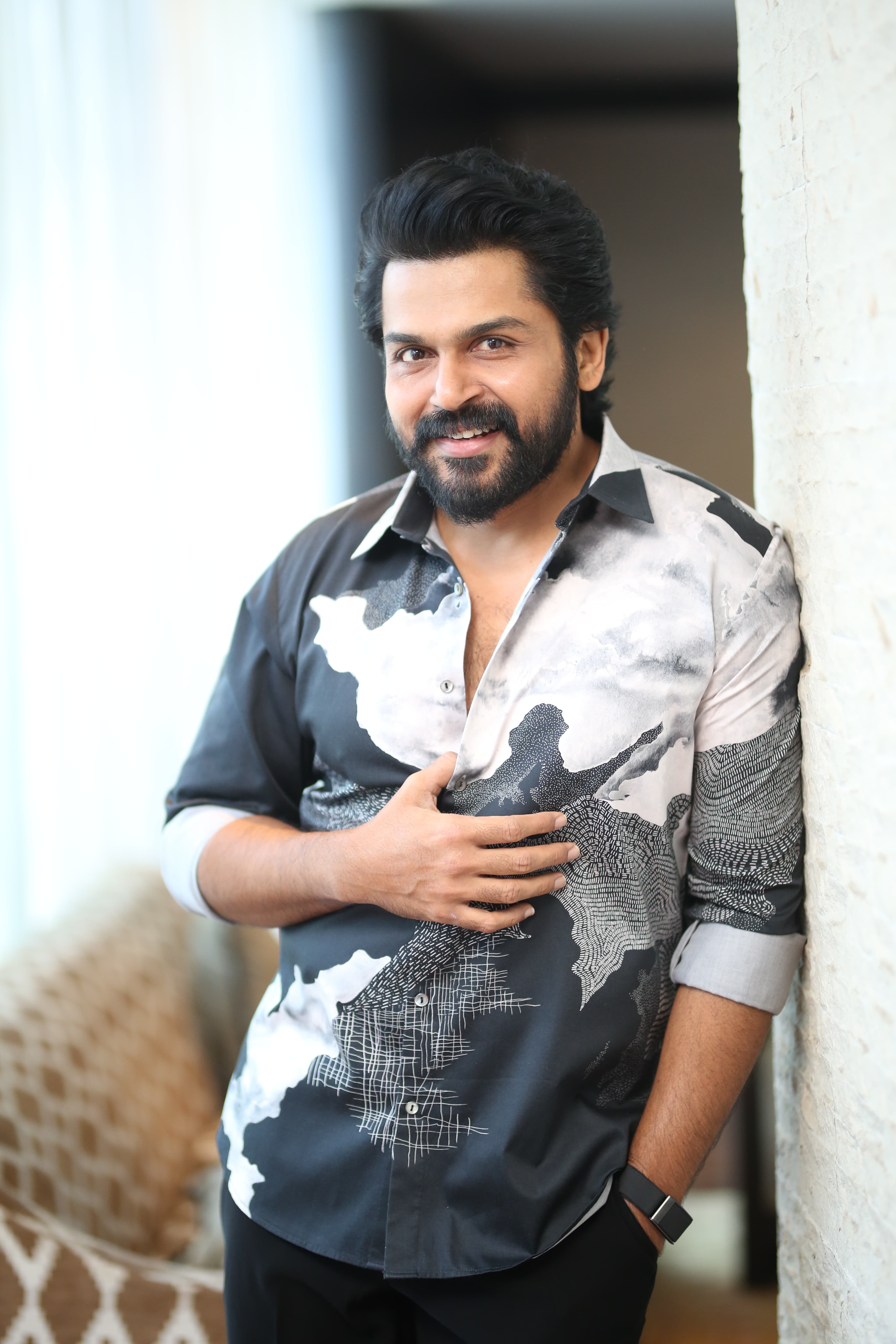 This is a parallel world superhero story. Karthi is playing the lead role in the movie Annagaru Vastaru