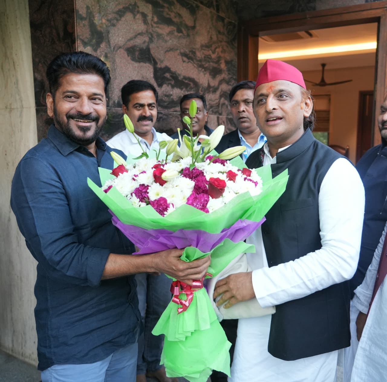 UP former CM Akhilesh Yadav meets Telangana CM Revanth Reddy!