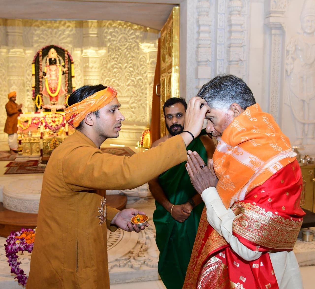 Chandrababu Naidu in Ayodhya.. Special Prayers at Ram Temple