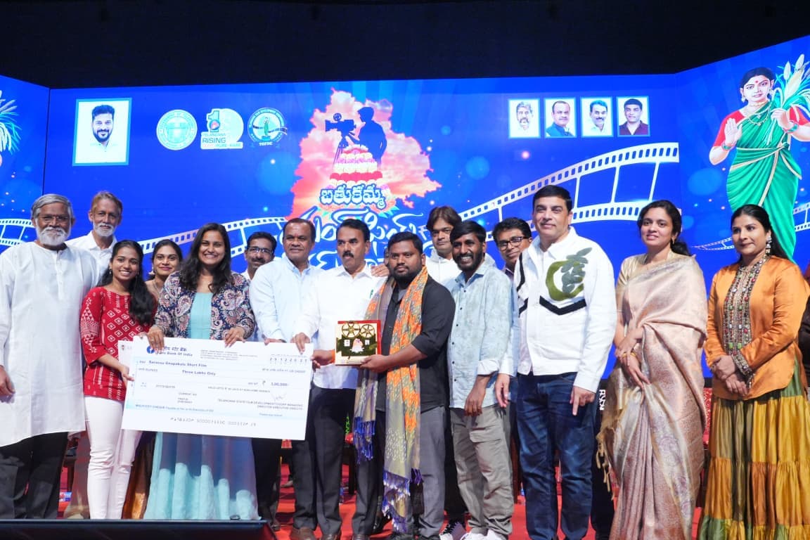 Ministers Komatireddy and Jupally, along with Dil Raju, present Batukamma Young Filmmakers Challenge awards!