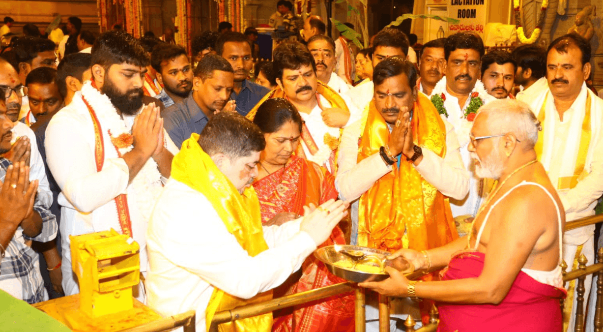 Minister Ponnam Prabhakar Offers Special Prayers with Family at Yadagirigutta