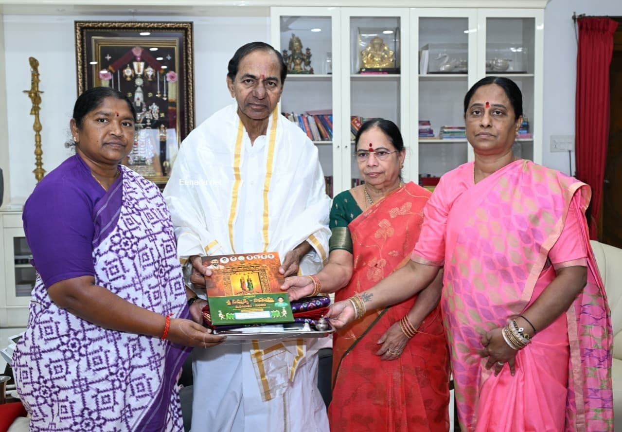 Ministers Seethakka and Konda Surekha presented the Medaram Jatara invitation to KCR...