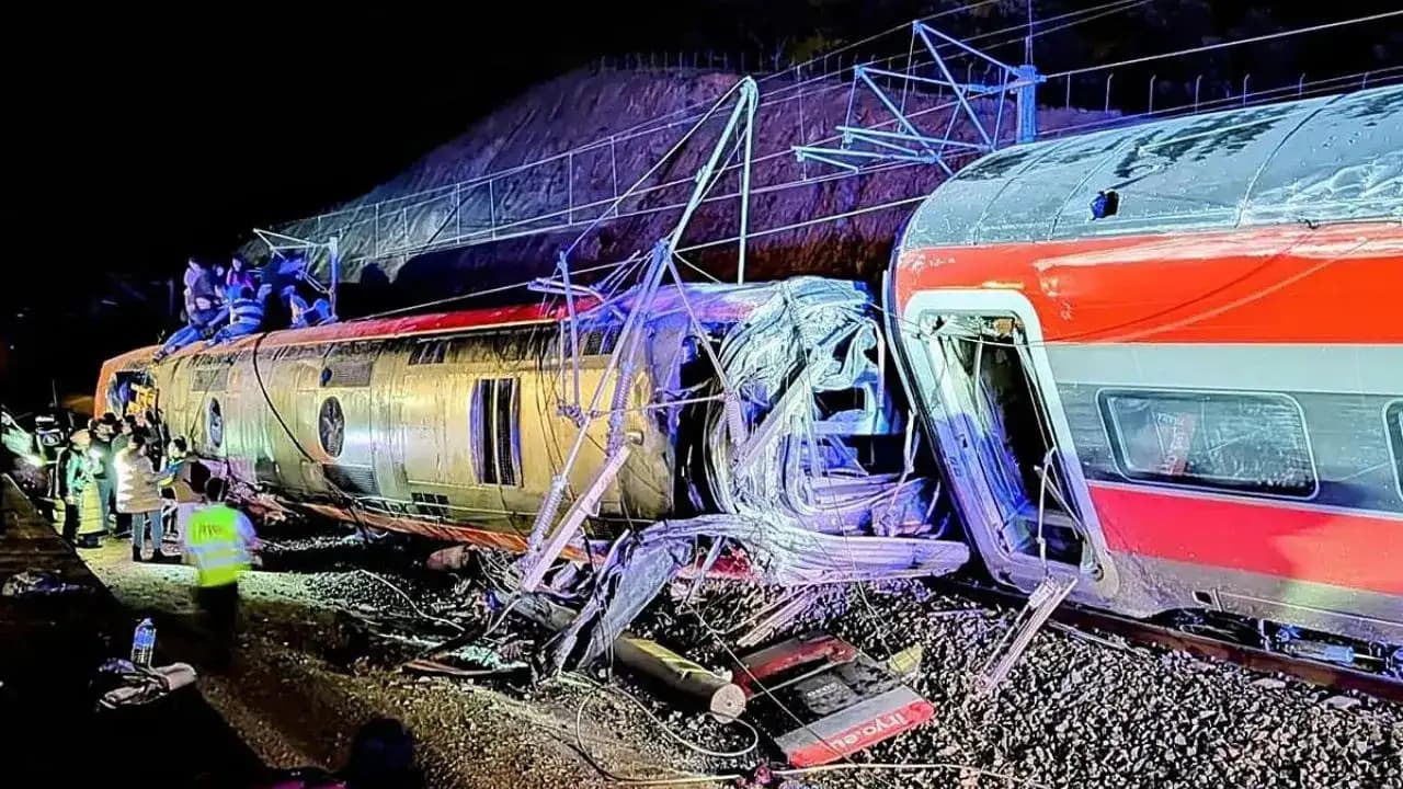A terrible train accident in Spain ... 21 people died, 73 people were injured
