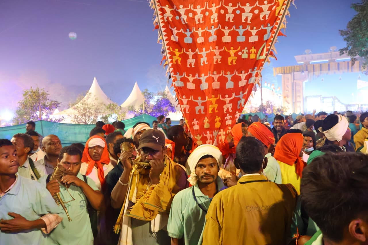 Medaram Jatara Begins with Grand Devotion as Lakhs Throng Telangana’s Tribal Kumbh Mela!