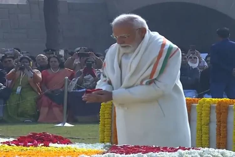 Prime Minister Narendra Modi Pays Tribute to Mahatma Gandhi