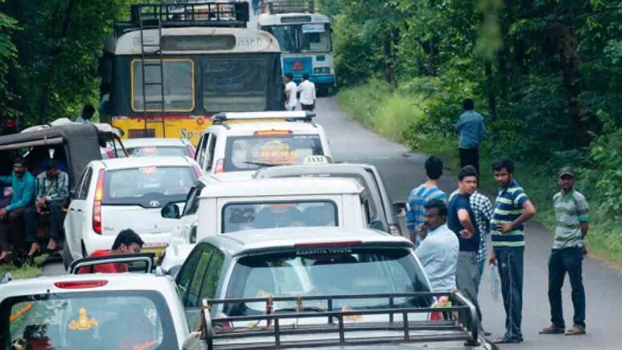 Massive Traffic Jam Hits Tadwai–Medaram Road During Medaram Jatara!