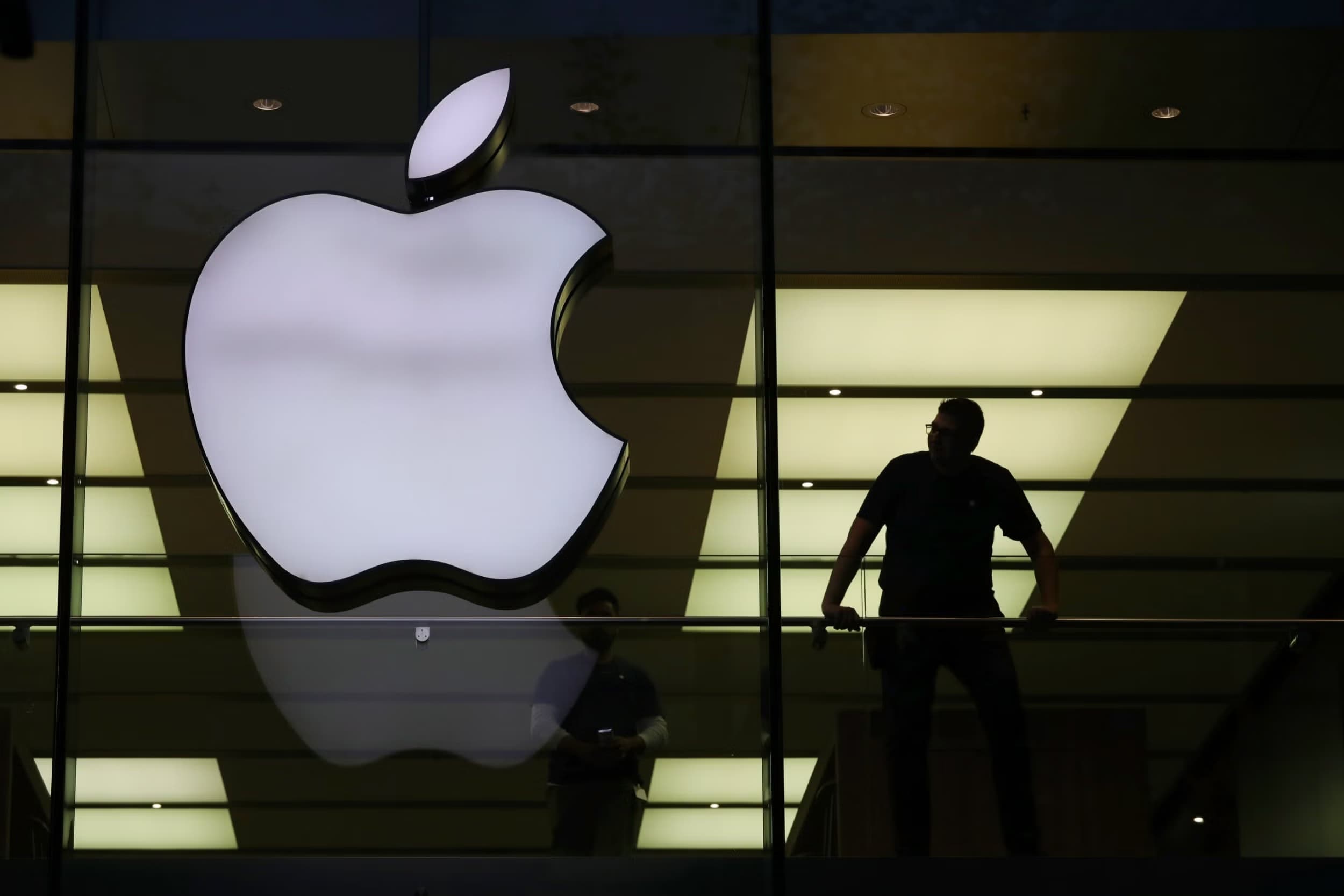Apple Faces Setbacks as Key AI Researchers Exit