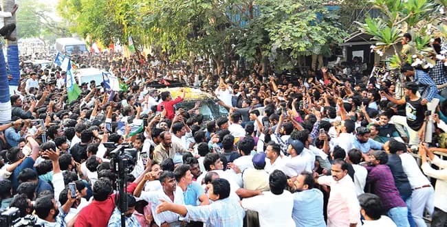 Traffic Chaos During Jagan’s Visit to Guntur Amid Police Restrictions!