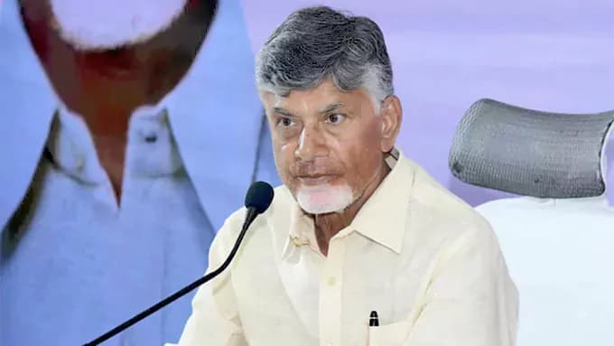 CM Chandrababu Reviews the Kakinada Accident