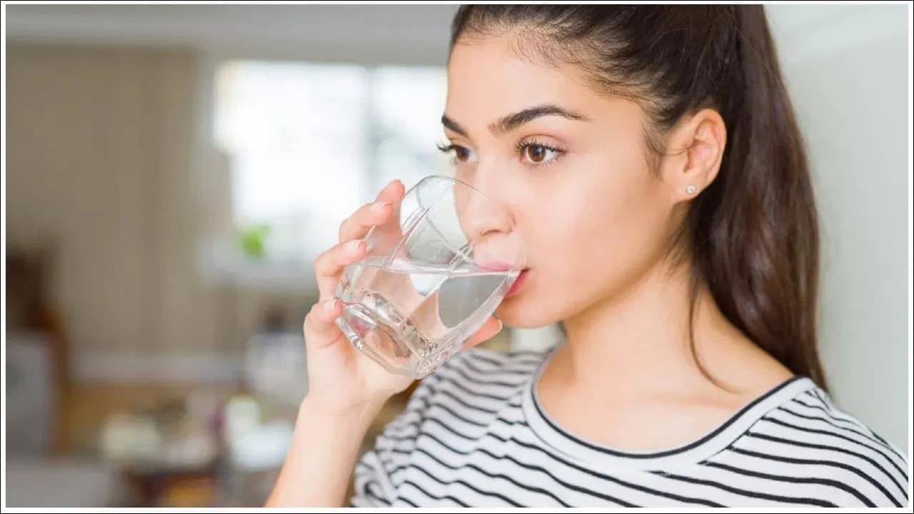 Is it dangerous to drink water while eating? The truth as told by doctors