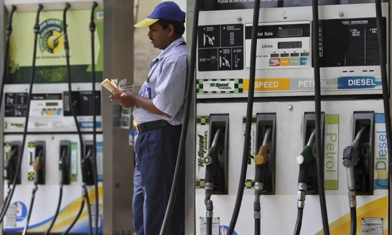 Petrol prices will not increase.. There are sufficient reserves, says the center