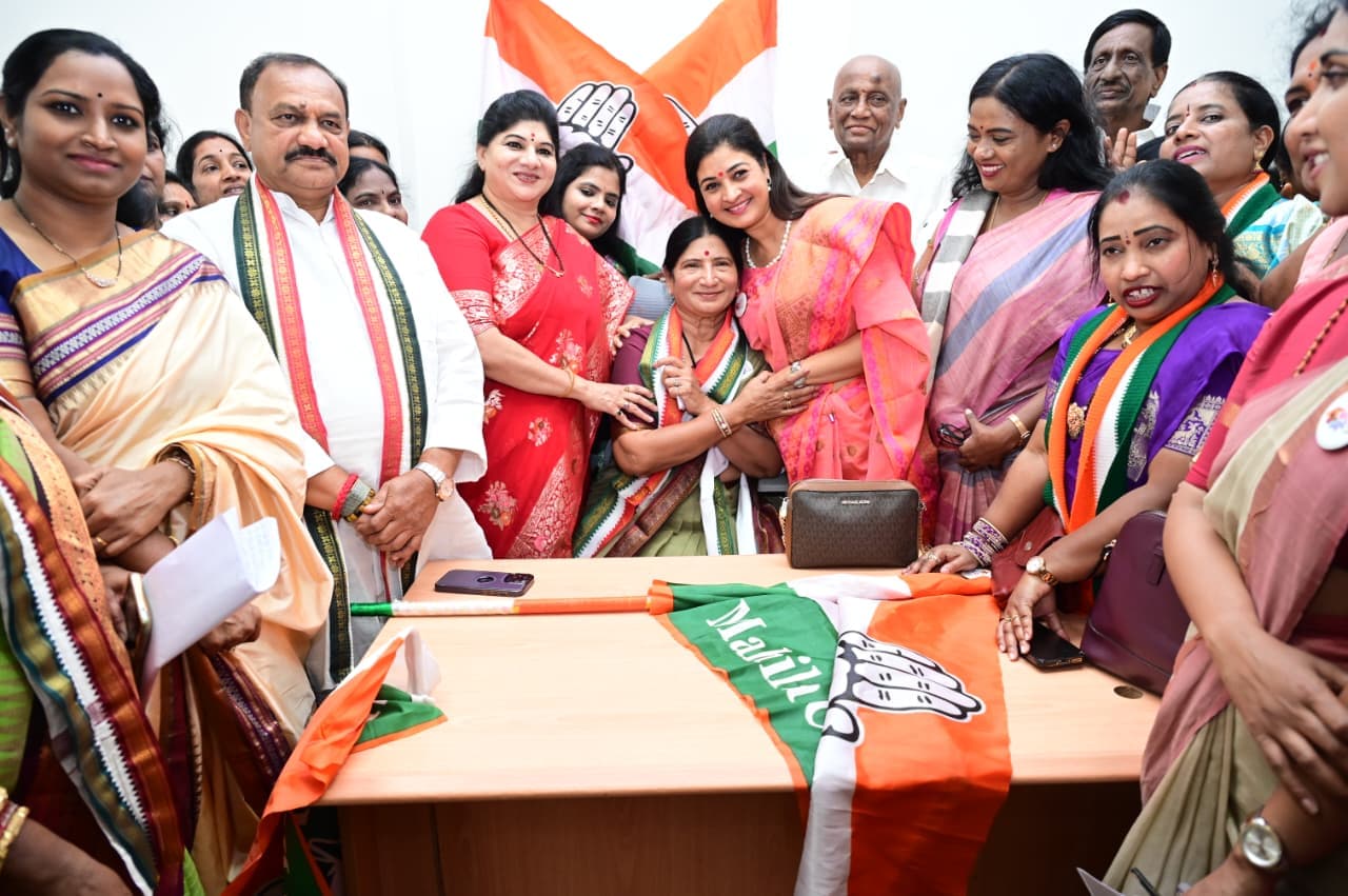 Errabelli swarna takes charge  Telangana Mahila Congress president