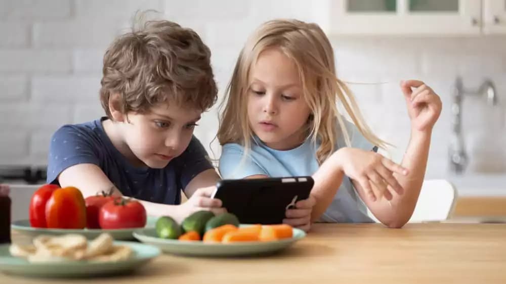 Feeding Kids with Screens? A Habit That Harms Their Future!