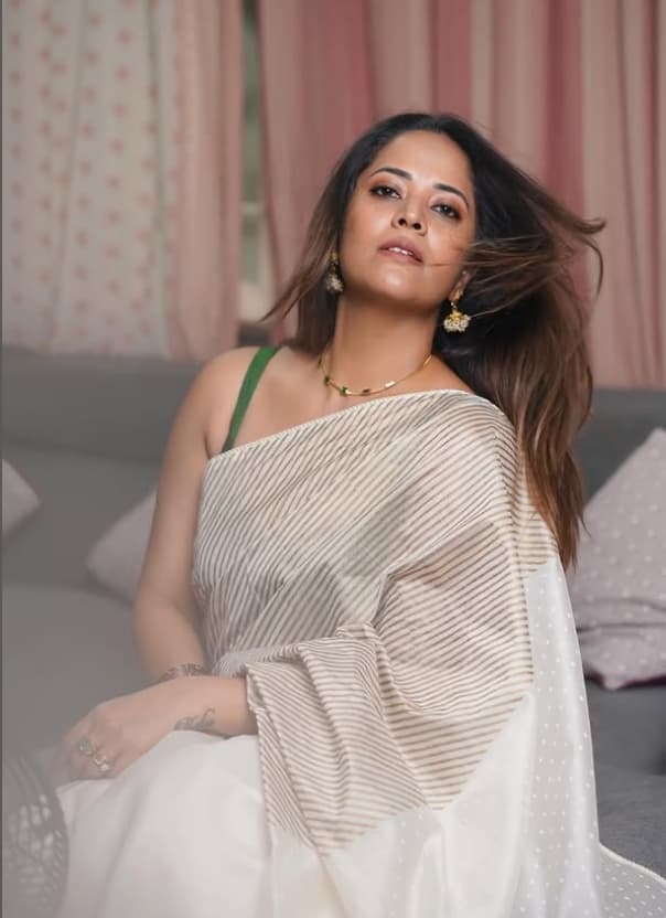 Anasuya Bharadwaj Stuns in Elegant Saree Look!